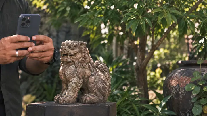 Person scannt eine Skulptur mit einem Smartphone